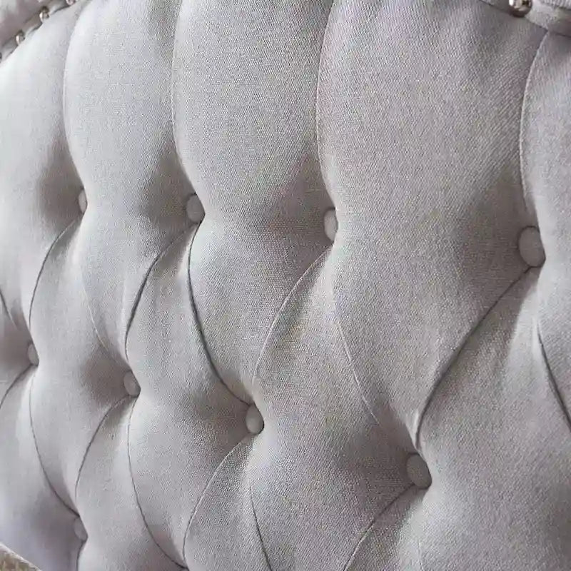 Traditionelles graues Polsterbettgestell mit gesteppter Kopfteilbordüre mit Nagelkopfdetails