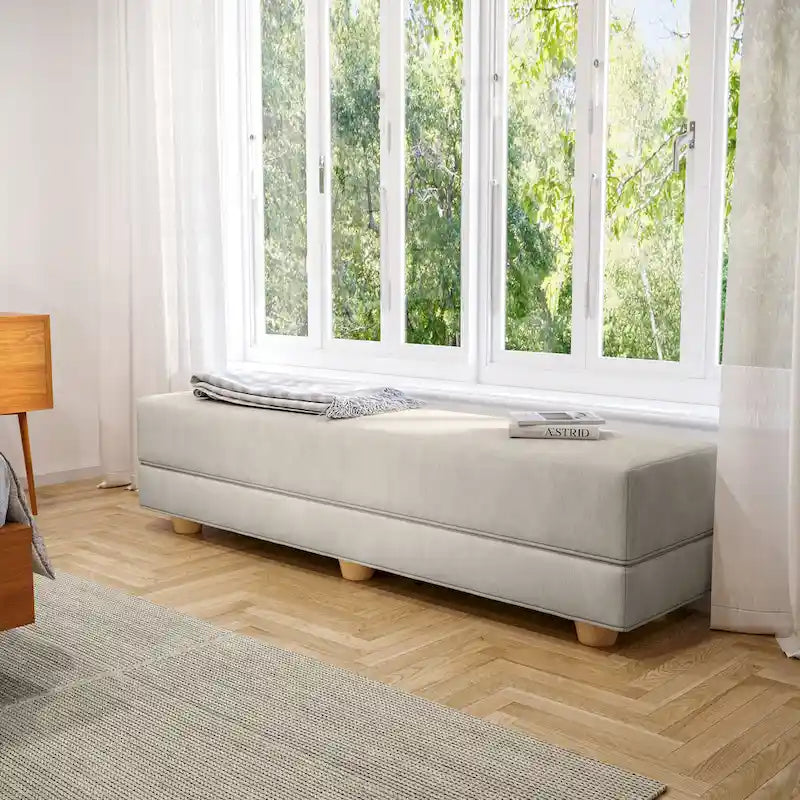 Panca moderna da camera con rivestimento in microvelluto e piedini in legno massello