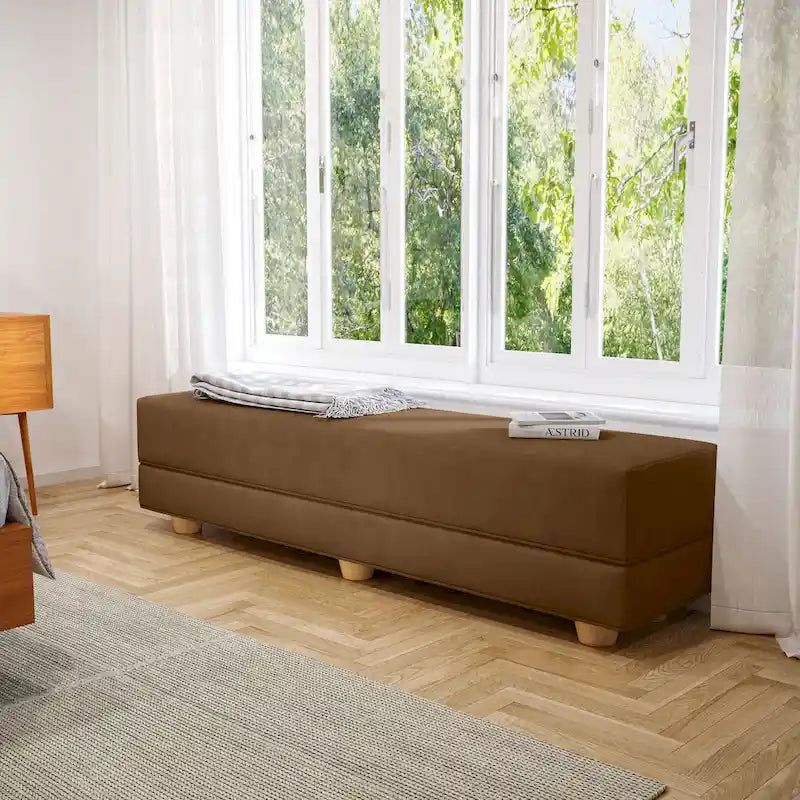 Panca moderna da camera con rivestimento in microvelluto e piedini in legno massello