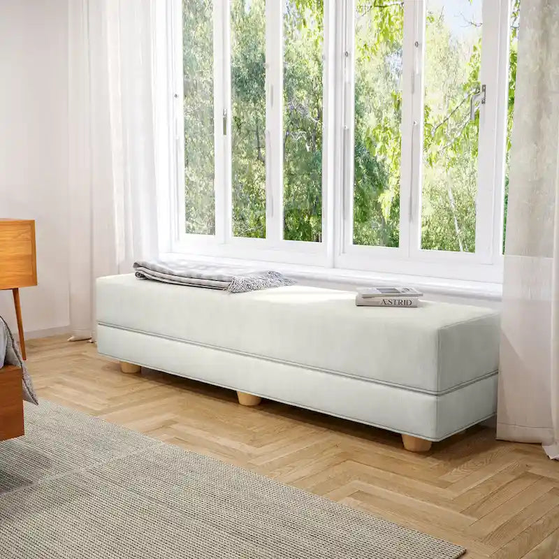 Panca moderna da camera con rivestimento in microvelluto e piedini in legno massello