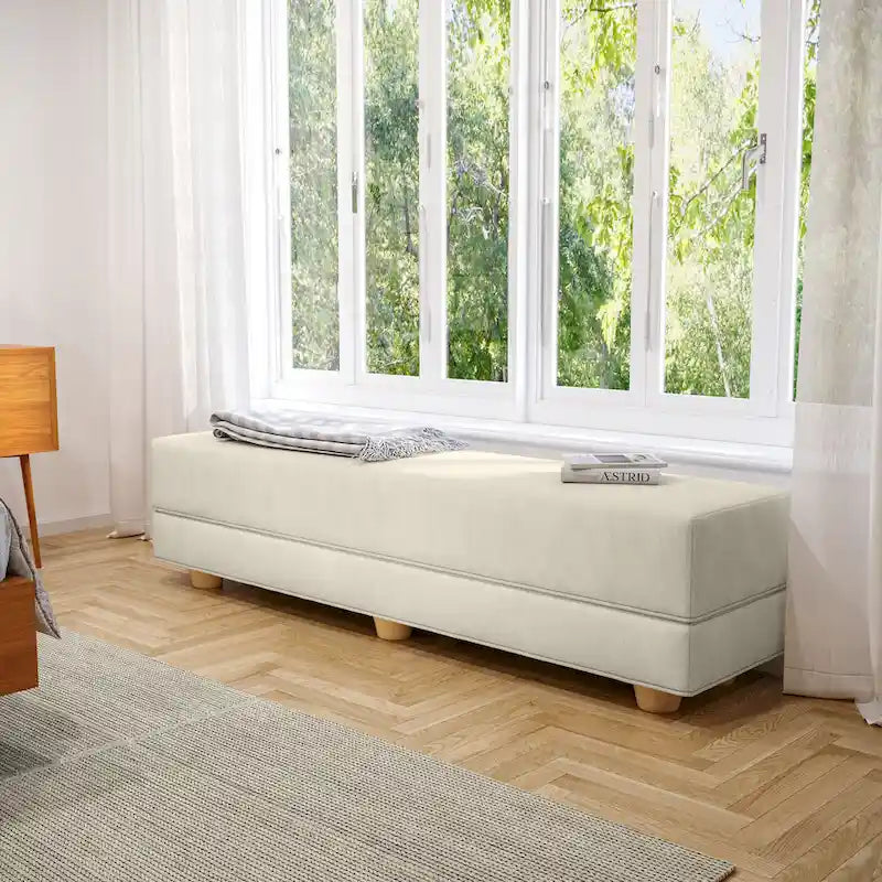 Panca moderna da camera con rivestimento in microvelluto e piedini in legno massello