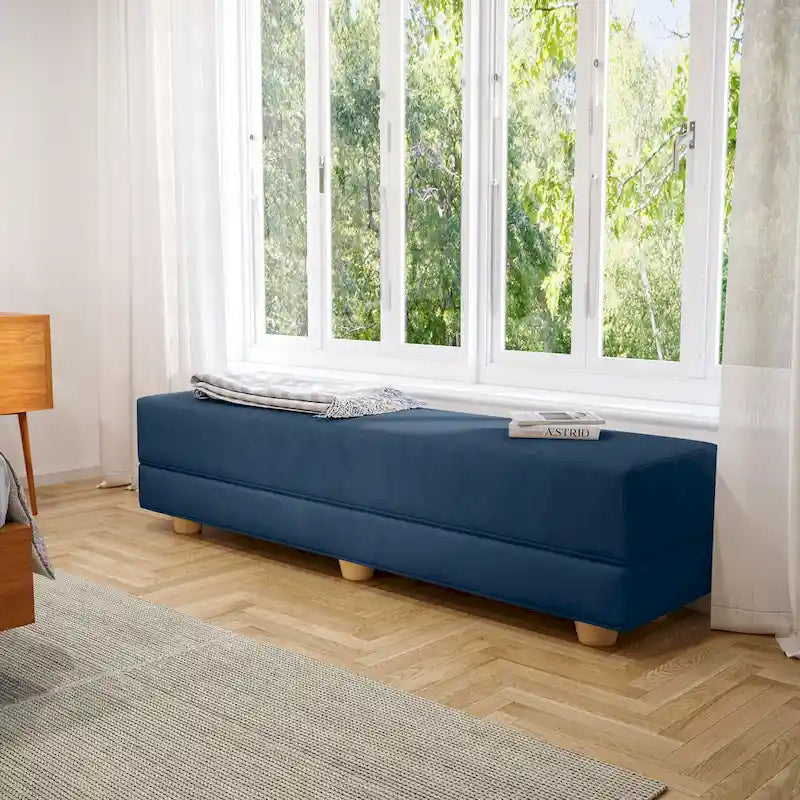 Panca moderna da camera con rivestimento in microvelluto e piedini in legno massello