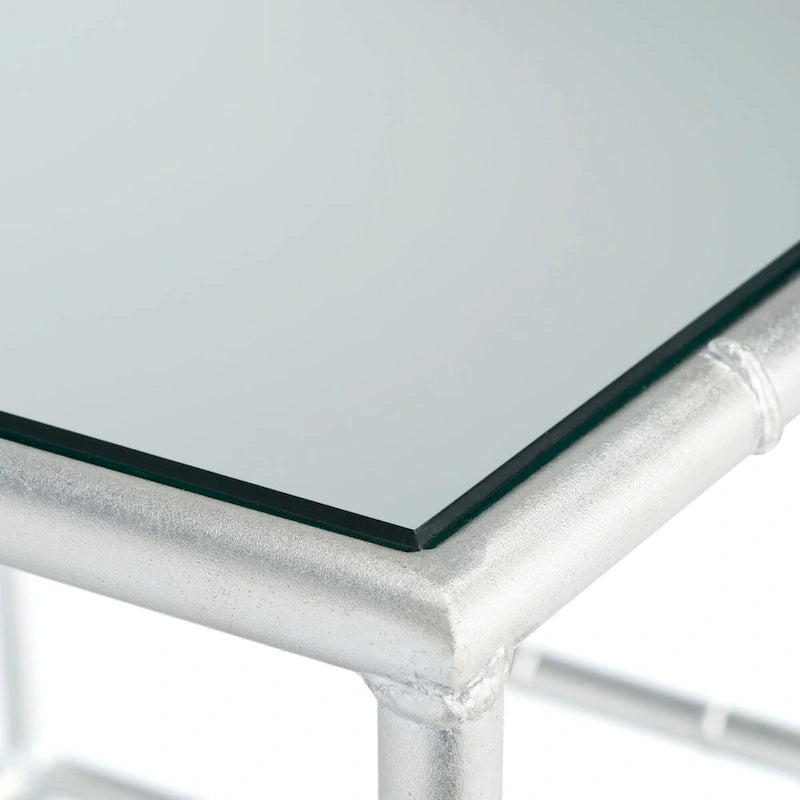 Odkládací stolek se stříbrnou zrcadlovou deskou a geometrickou bambusovou konstrukcí